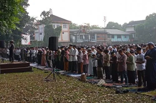 Ribuan Jamaah Muhammadiyah Gelar Sholat Id di Lapangan Lodaya Bandung, Khatib Singgung Judi Online hingga Perceraian