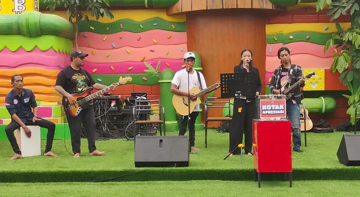 Fasilitas Live Musik di Mikutopia Disambut Antusias Wisatawan, Sejumlah Pengunjung Ikut Bernyanyi