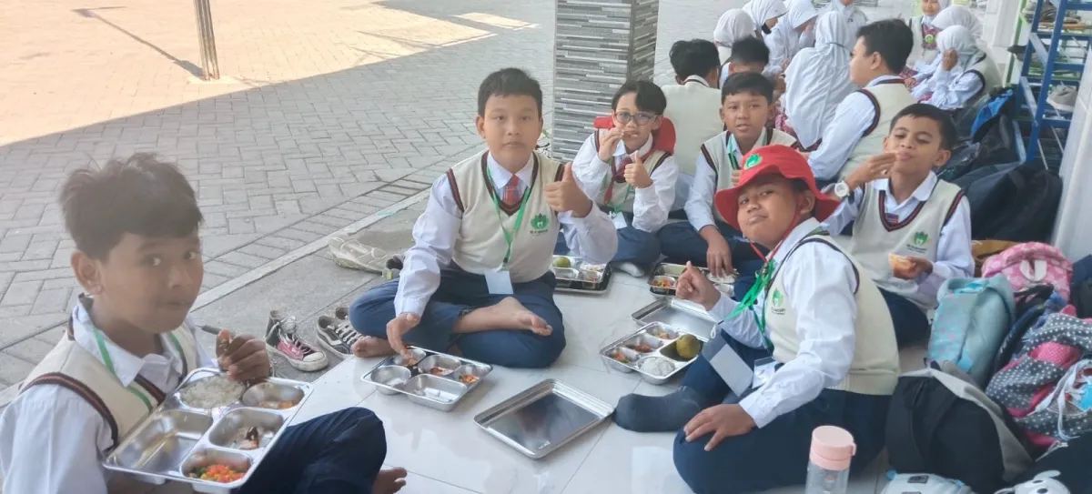Program Makan Bergizi Gratis Mulai Dijalankan di SD Almadany Gresik, Siswa Sambut Antusias