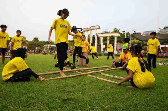 Senja Budaya di Tugu Pahlawan Surabaya Hadirkan Cangkrukan Lesehan dan Kuliner Tempo Dulu
