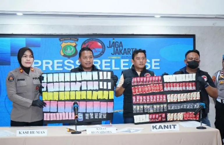Polisi Jakut Bongkar Penyelundupan Bahan Baku Etomidate dari China, Disamarkan dalam Kemasan Bumbu Dapur