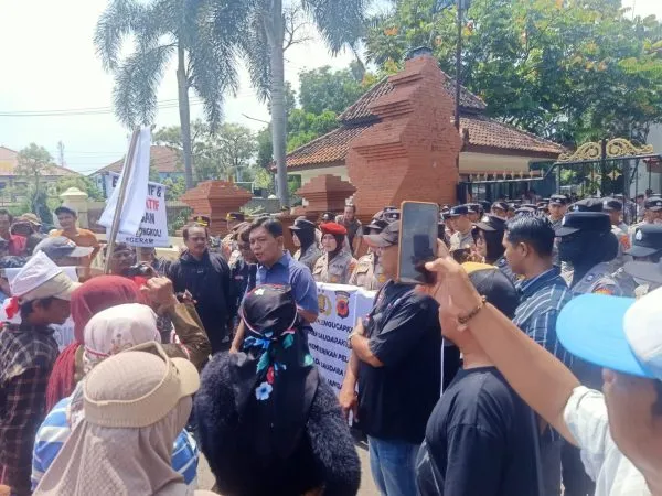Ratusan Massa Geram Berunjuk Rasa di DPRD Kabupaten Cirebon, Soroti Transparansi dan Dugaan Penyimpangan APBD 2026