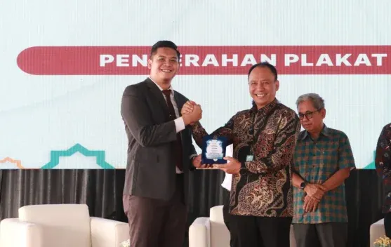 OJK dan Komisi XI DPR RI Gelar Edukasi Keuangan untuk Nelayan di Desa Gebang Mekar Cirebon
