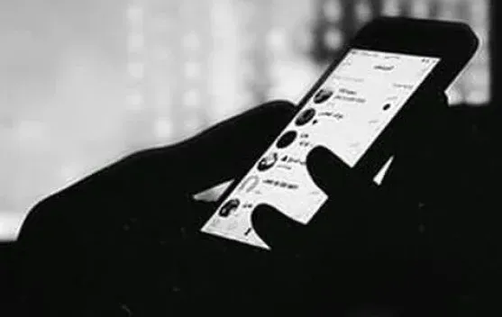 Kebiasaan Menggunakan Gadget di Tempat Gelap Berisiko Ganggu Kesehatan Mata dan Tidur