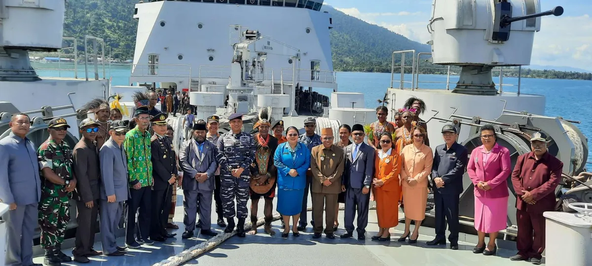 KRI Teluk Wondama Sandar Perdana di Wasior, Disambut Ritual Adat Jelang HUT ke-20 Kabupaten
