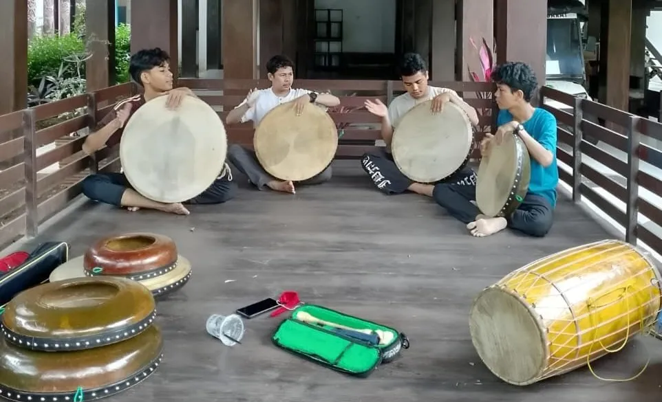 Generasi Muda di Jakarta Belajar Budaya Mandar lewat Musik Tradisional Rawana