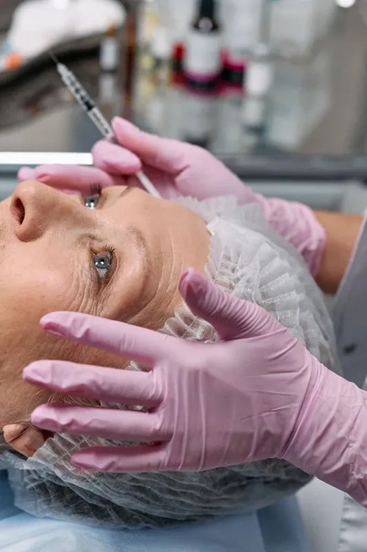 Trik “Facelift” Lewat Kepangan Rambut Anne Hathaway Viral, Dokter Ingatkan Risiko Kerontokan
