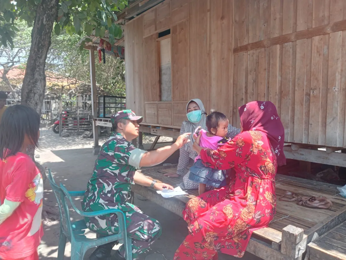 Babinsa Sapeken Kunjungi Keluarga dengan Anak Stunting di Desa Saor Saebus