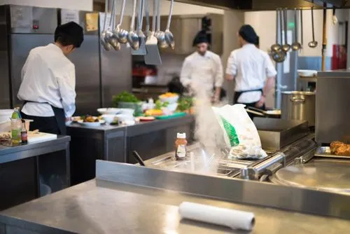 Peluang Cloud Kitchen di BSD: Tren Pesan Antar, Estimasi Biaya, dan Pertimbangan Lokasi