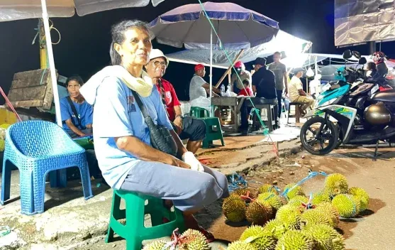 Durian Hutumuri Ramai Diburu di Pantai Victoria Ambon, Warga Antre Sejak Pagi