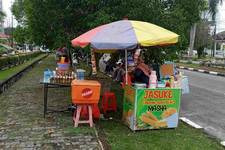 Dengar Kabar Akan Ada Unjuk Rasa, Belasan Pedagang Gelar Lapak di Kantor Gubernur Bangka Belitung