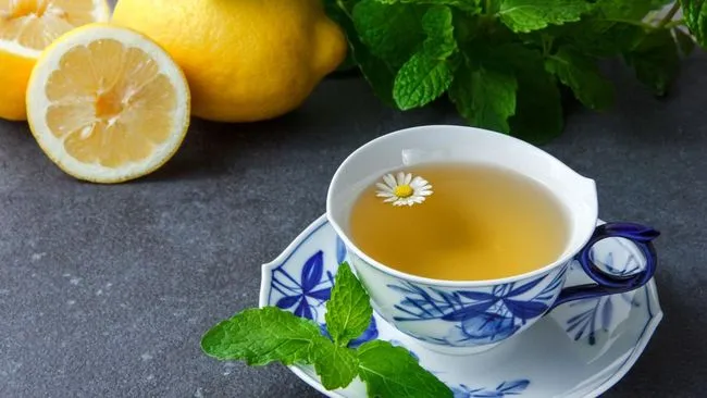 Empat Potensi Manfaat Minum Teh Hijau Campur Lemon di Pagi Hari