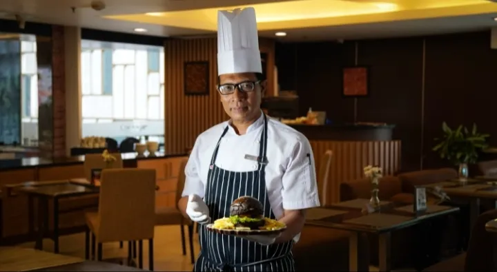 The Alana Surabaya Hadirkan Burger Rawon, Inovasi Olahan Daging Kurban Bernuansa Lokal
