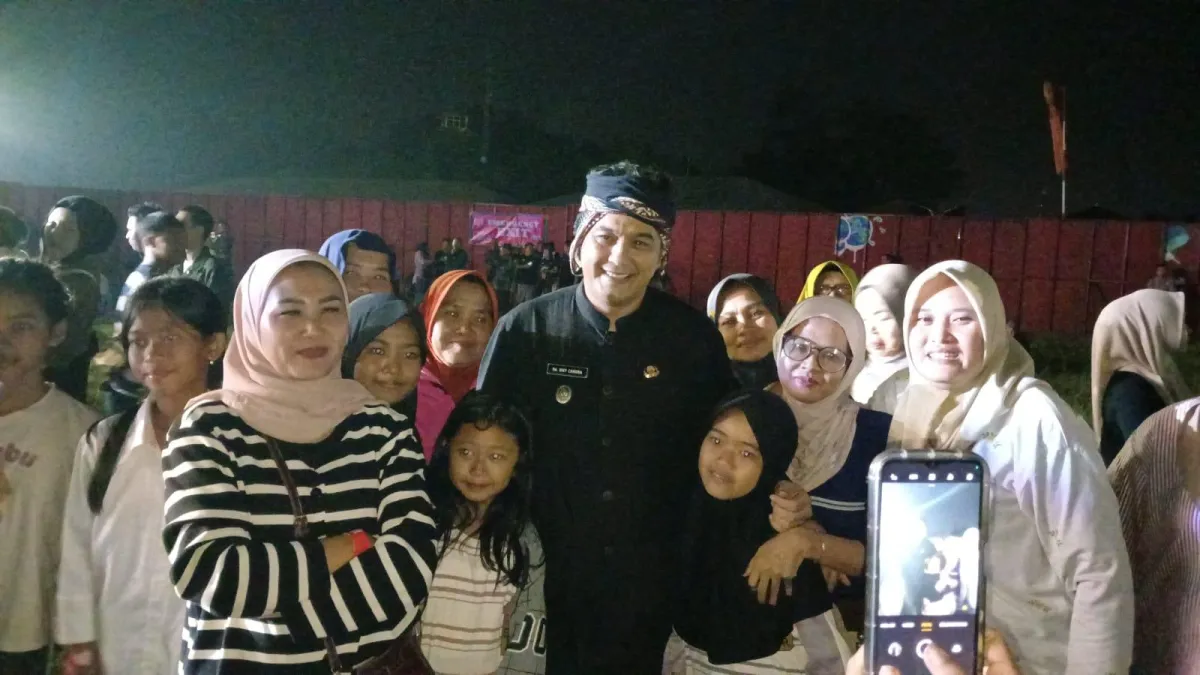 Hadiri LOGIN Fest di Lanud Wiriadinata, Diky Chandra Jadi Sorotan Penonton Jelang Konser Rhoma Irama