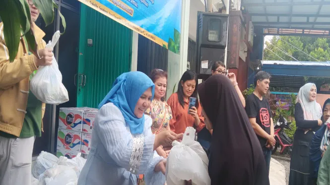 Ginsi Jawa Timur Bagikan Ratusan Paket Sembako dan Takjil di Surabaya