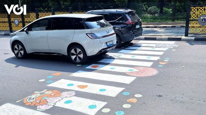 Laporan di JAKI Tak Ditindaklanjuti, Warga Tebet Gambar Ulang Zebra Cross Bertema Pac-Man
