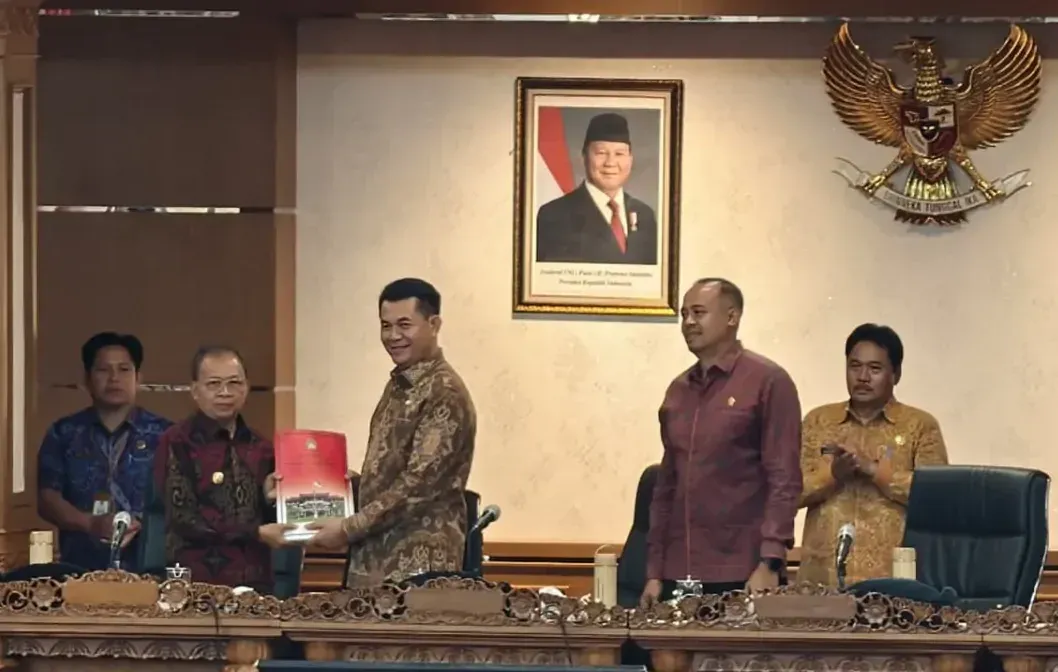Pansus TRAP DPRD Bali Serahkan Rekomendasi Penataan Ruang, Aset, dan Perizinan kepada Gubernur Koster