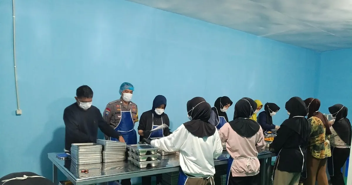 Bhabinkamtibmas Ciptagumati Awasi Distribusi Makan Bergizi Gratis untuk Siswa di Cikalongwetan