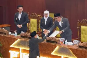 Pansus DPRD Jatim Nilai LKPJ 2025 Penuhi Standar Minimal, Khofifah Tegaskan Komitmen Transparansi