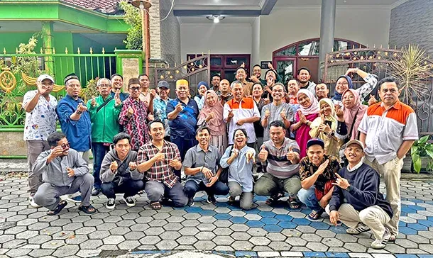 Halalbihalal di Rumah Dirut Malang Posco Media: Kebersamaan Karyawan dalam Nuansa Ketupat Lebaran dan Cap Go Meh