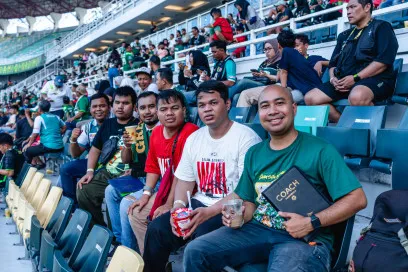 Bonek Tunanetra Hadir di GBT, Merasakan Atmosfer Laga Persebaya vs PSBS Biak