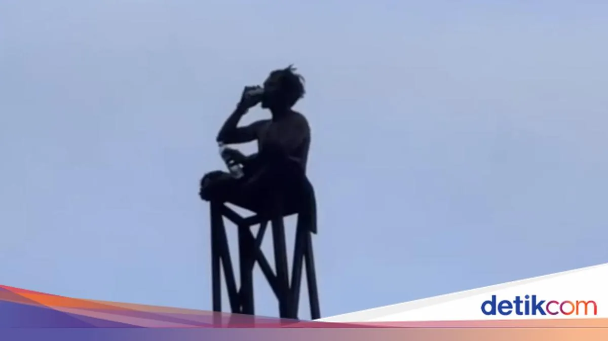 Pria dengan Gangguan Jiwa di Muna Nekat Panjat Tower Internet Sambil Minum Minuman Keras
