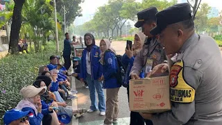 1.250 Personel Dikerahkan Amankan Aksi di DPR, Polisi Bagikan Air Minum kepada Massa