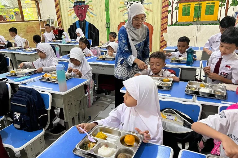 Prabowo Yakin Program Makan Bergizi Gratis Dorong Ekonomi Akar Rumput di Tengah Krisis Global