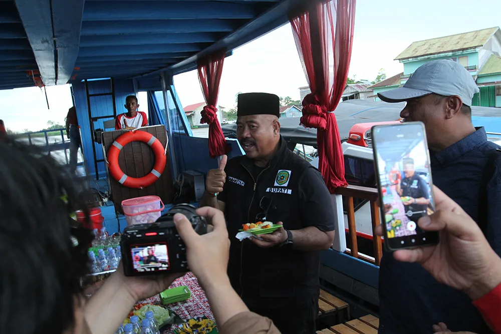 Bupati Kukar Resmikan Kapal Wisata Kuliner Pelangi Mahakam di Muara Muntai