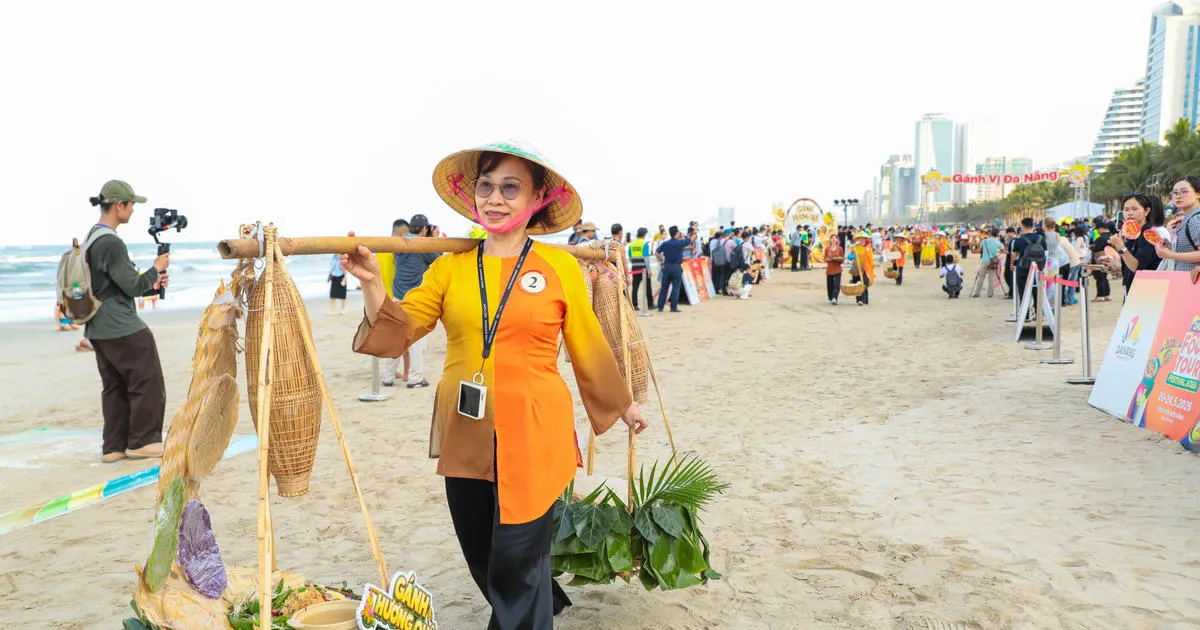 Parade Kuliner “Da Nang Flavors” Angkat Suasana Jajanan Kaki Lima ke Panggung Festival