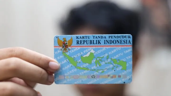 Makna Warna Latar Foto KTP: Merah dan Biru Dibedakan dari Tahun Lahir