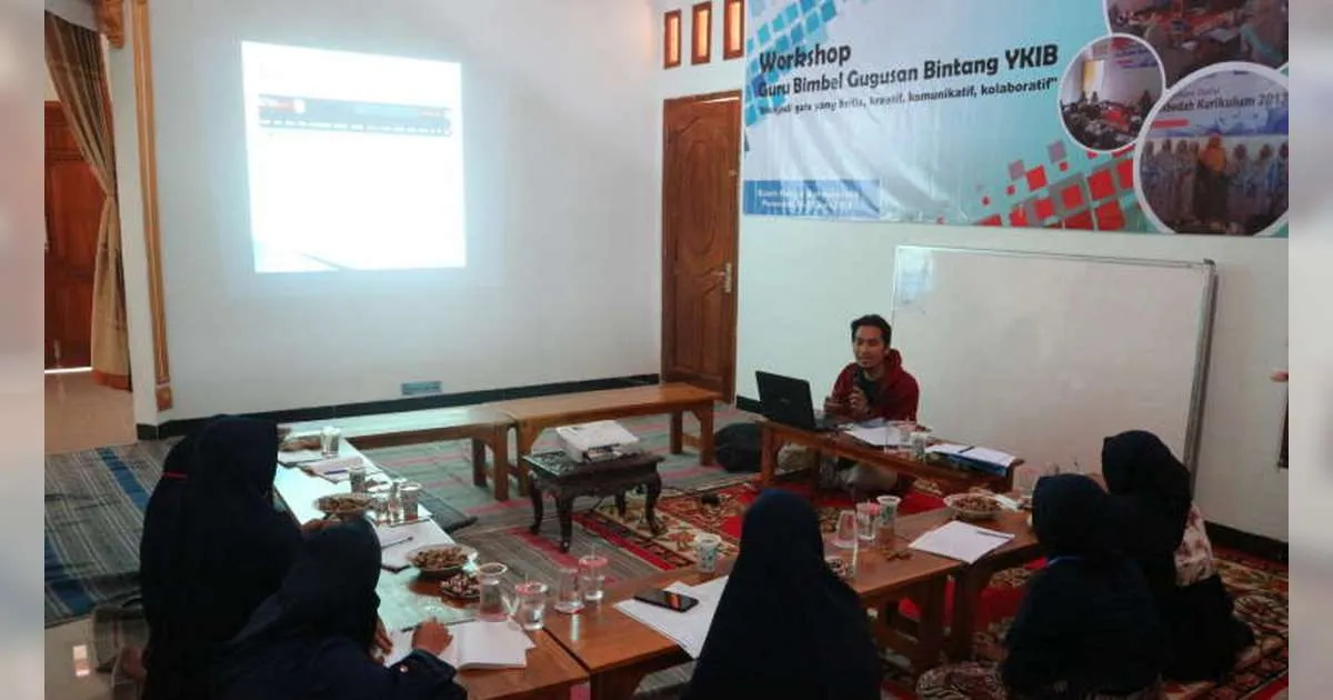 Nanang Fahrudin Beri Pelatihan Menulis Opini, Esai, dan Resensi bagi Guru di Kampung Ilmu Bojonegoro