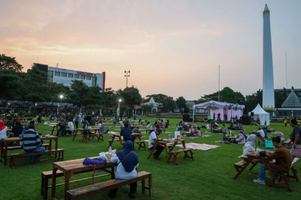 Senja Budaya di Tugu Pahlawan Surabaya Hadirkan Cangkrukan Lesehan dan Kuliner Tempo Dulu