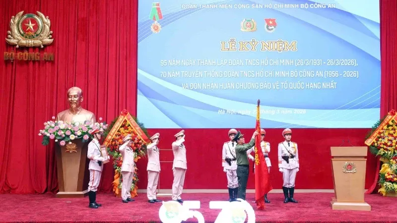 Kementerian Keamanan Publik Vietnam Peringati 95 Tahun Organisasi Pemuda dan 70 Tahun Tradisi, Terima Tanda Kehormatan