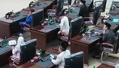 Paripurna DPRD Bandung Barat Bahas Rekomendasi LKPJ 2025 Disorot: Sejumlah Anggota Main Gadget, Tiga Pansus Keluar Ruangan