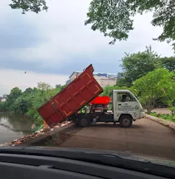 DLH DKI Tegaskan Truk UPSBA di TPU Tanah Kusir Tidak Buang Sampah ke Kali Pesanggrahan