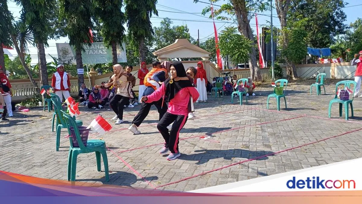 Lomba Ibu dan Anak di Lamongan Meriahkan Agustusan, Hadiah Alat dan Bumbu Dapur