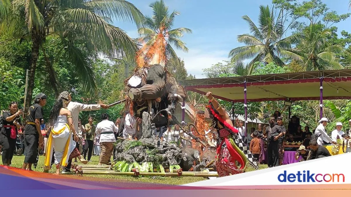 Pawai Ogoh-ogoh di Banyumas Meriah Diiringi Musik Ebeg