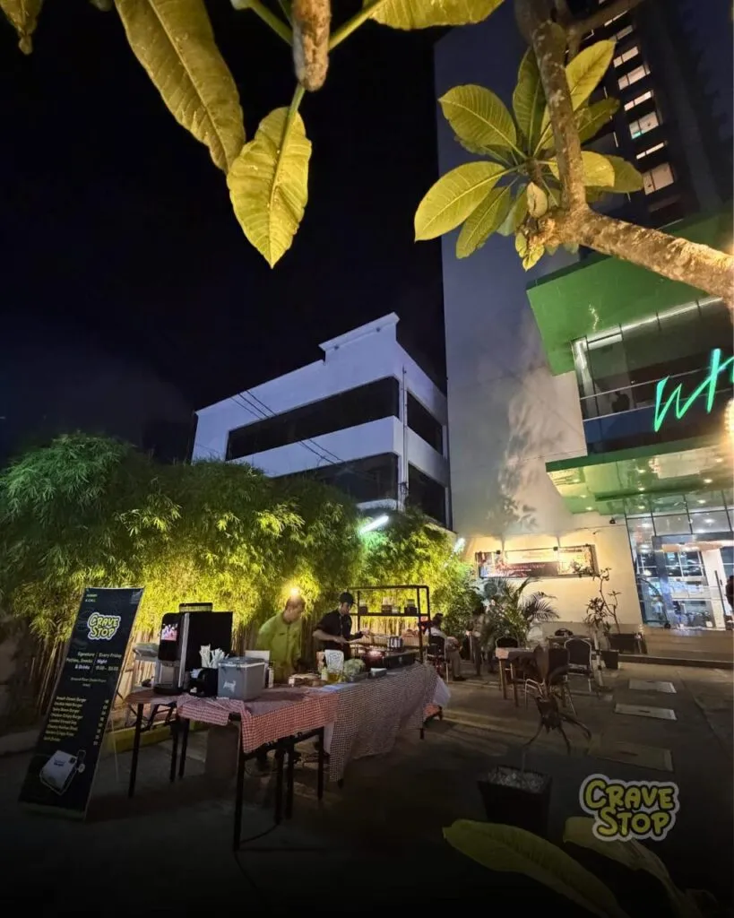 Crave Stop Dibuka di Whiz Prime Hotel Balikpapan, Tawarkan Street Burger dengan Konsep Live Cooking