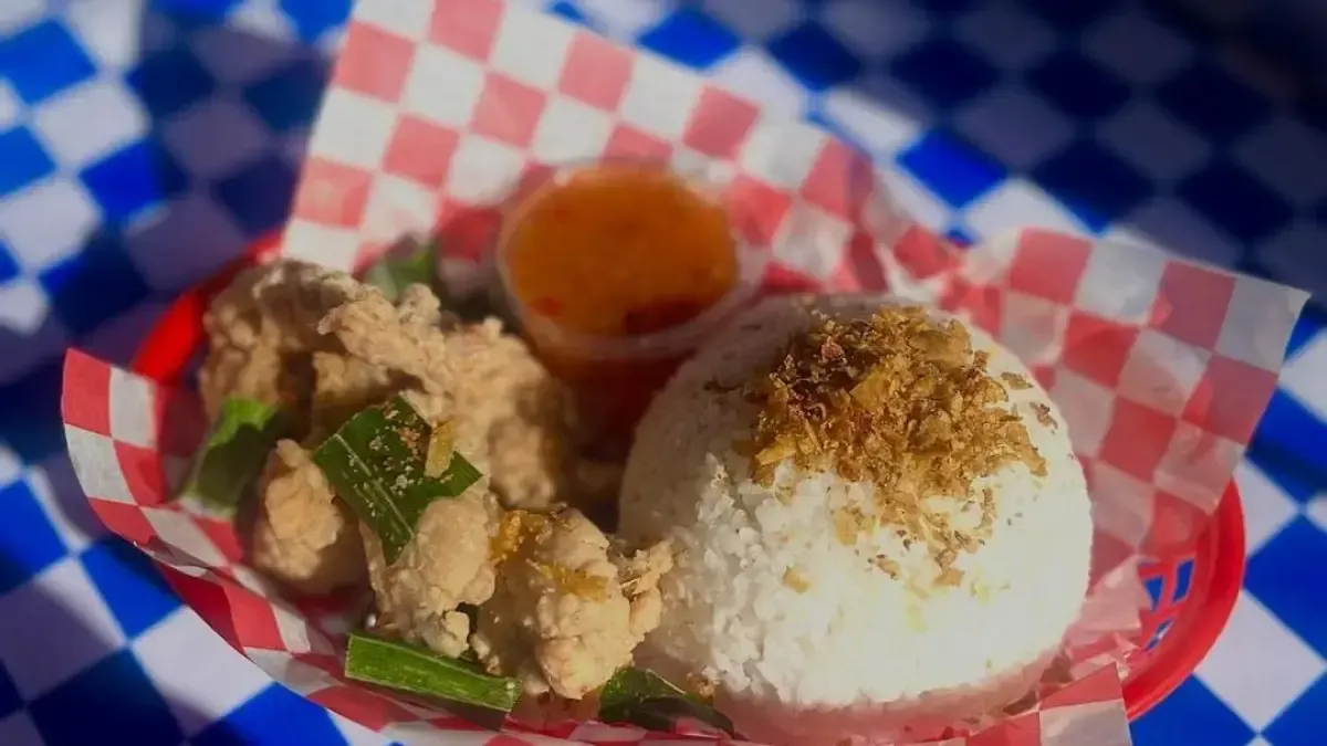 Kuliner Thailand di Malang: Ayam Goreng dengan Bumbu Gurih Manis Khas Street Food