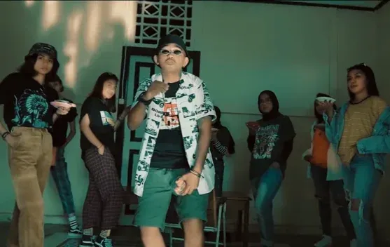 Rapper Ambon Grizzly Cluive Angkat Jajanan Tradisional lewat Lagu “Bololeng”