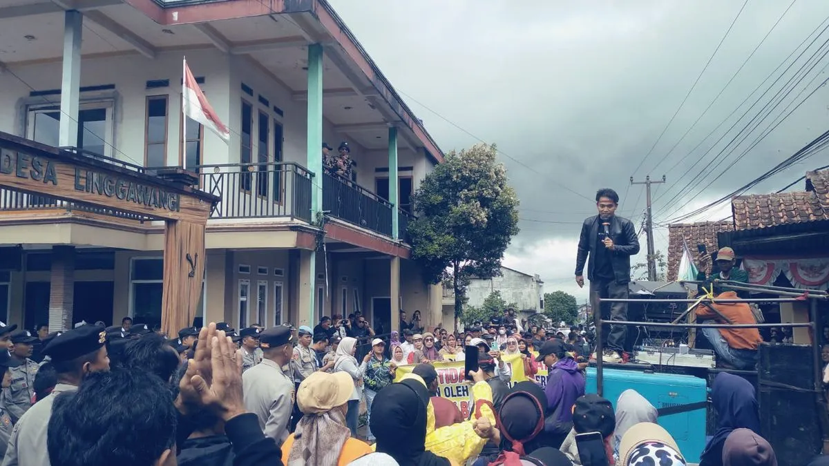 Warga Linggawangi Tasikmalaya Berunjuk Rasa, Desak Kepala Desa Mundur