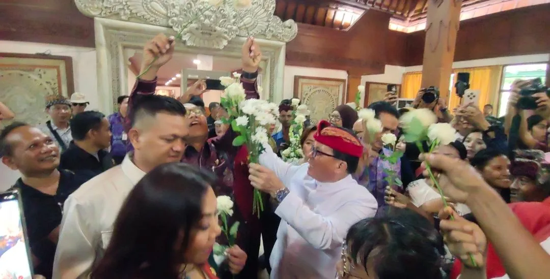 Warga Serangan dan Jimbaran Bawa Mawar Putih ke DPRD Bali, Dukung Pansus TRAP Kawal Tata Ruang