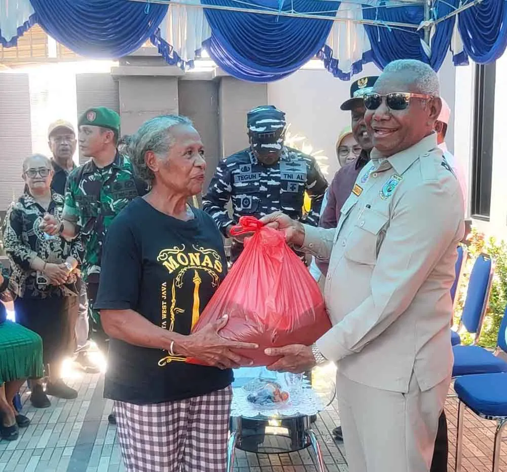 Gubernur Papua Barat Serahkan Bantuan untuk Korban Banjir Wosi, Tekankan Evaluasi Tata Ruang