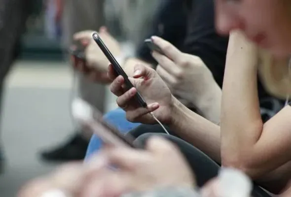 Produksi Smartphone Global Q1 2026 Turun 4,1 Persen akibat Kekurangan RAM dan Penyimpanan