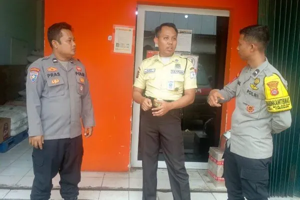 Kapolsek Purwakarta Dampingi Wali Kota Tinjau Bazar UMKM dan Pantau Festival Musik di HUT Kota Cilegon ke-27