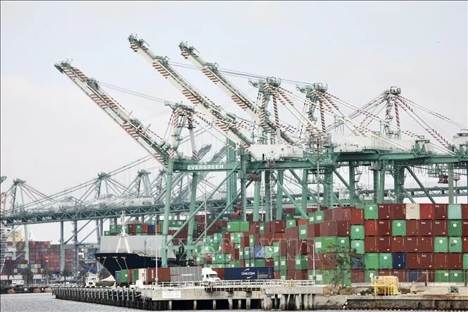 IMF Peringatkan Perlambatan Ekonomi Global dan Lonjakan Inflasi di Tengah Gangguan Pasokan Energi