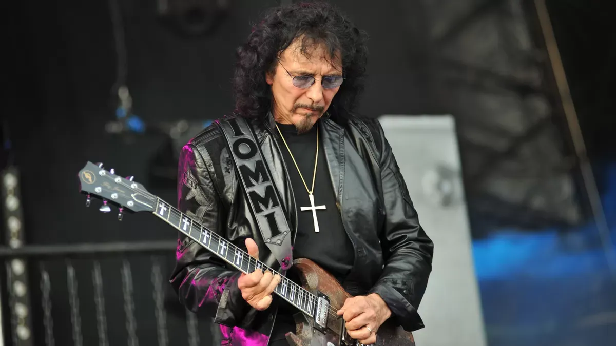 Kecelakaan Kerja Tony Iommi dan Lahirnya Suara Khas yang Mengubah Arah Musik Rock