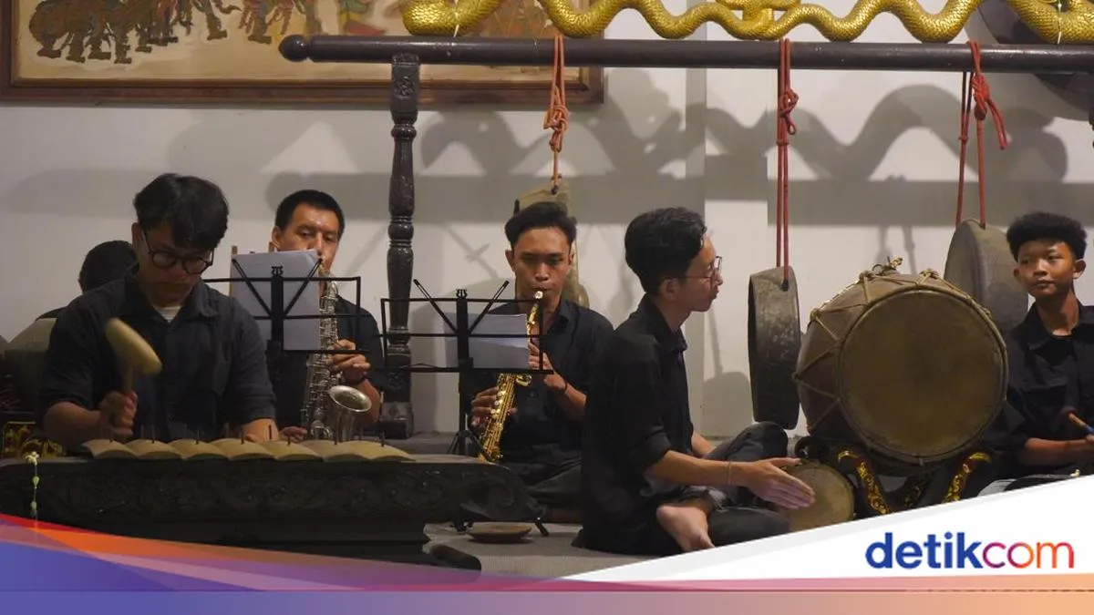 Ngopi di Surabaya Ditemani Alunan Musik Gamelan