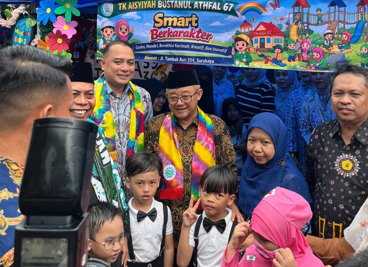 Mendikdasmen Abdul Mu’ti Tinjau Stan TK ABA 67 Surabaya dalam Agenda Peresmian Sekolah Smart Berkarakter